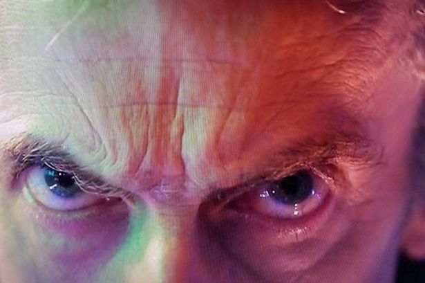 Capaldi aparecendo pela primeira vez na série. Será ele a última encarnação do Doutor?