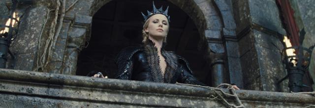 still-of-charlize-theron-in-snow-white-and-the-huntsman-(2012)-large-picture