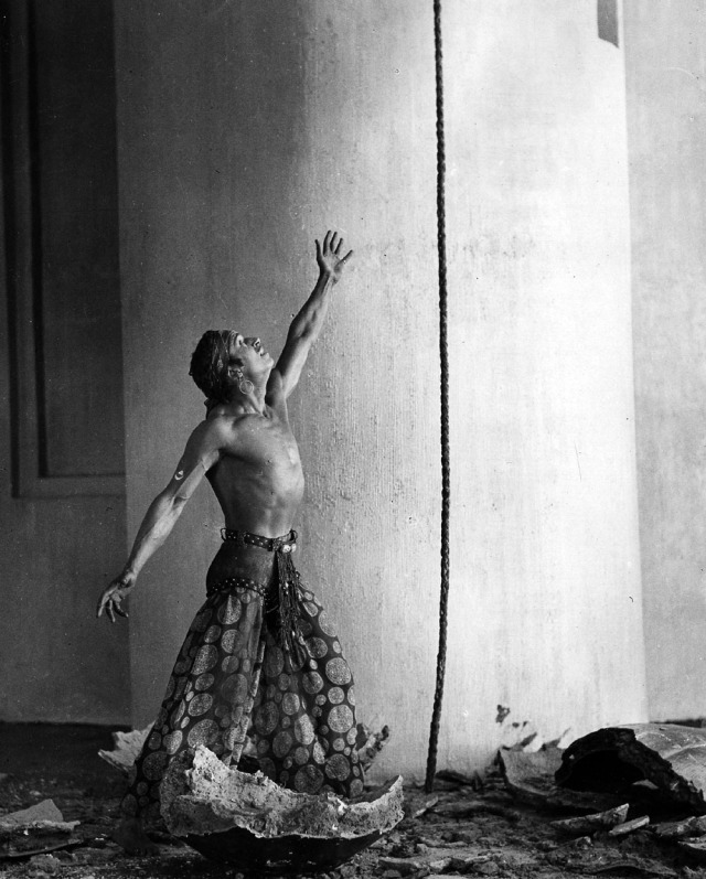 Douglas Fairbanks in a scene from THE THIEF OF BAGDAD, 1924.
