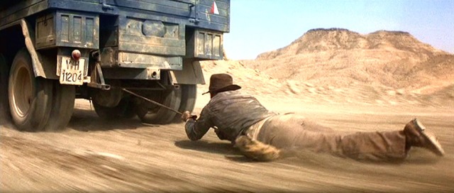 Indiana Jones arrastado por um caminhão.jpg