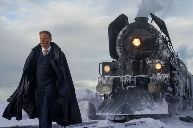 Poirot na frente do trem.jpg