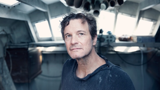 Colin Firth dentro do barco.jpg